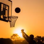 Zum Sonnenuntergang Basketball spielen