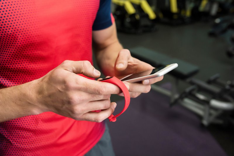 Fitnessarmband beim Krafttraining