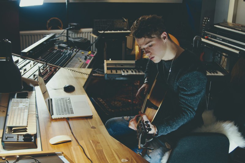 Gitarrenspieler im Studio