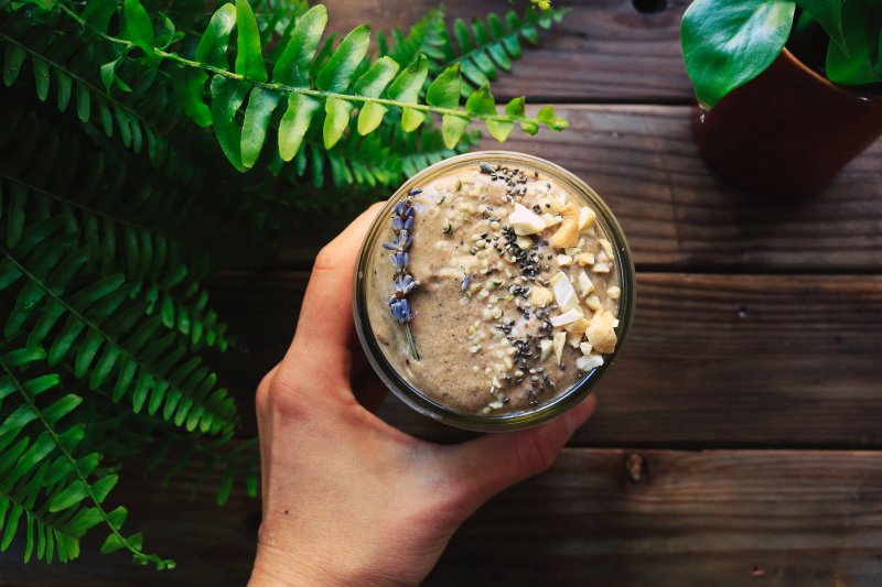 Veganer Proteinshake aus Samen und Nüssen 