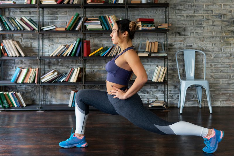 Eine Frau macht ein Home Work-Out