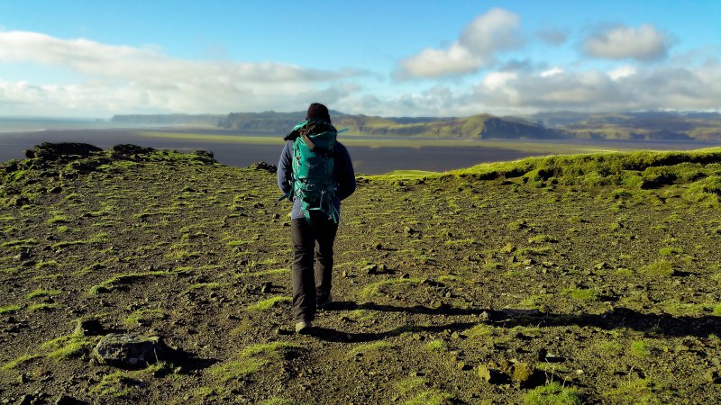 Mit dem Reiserucksack durch die Landschaft