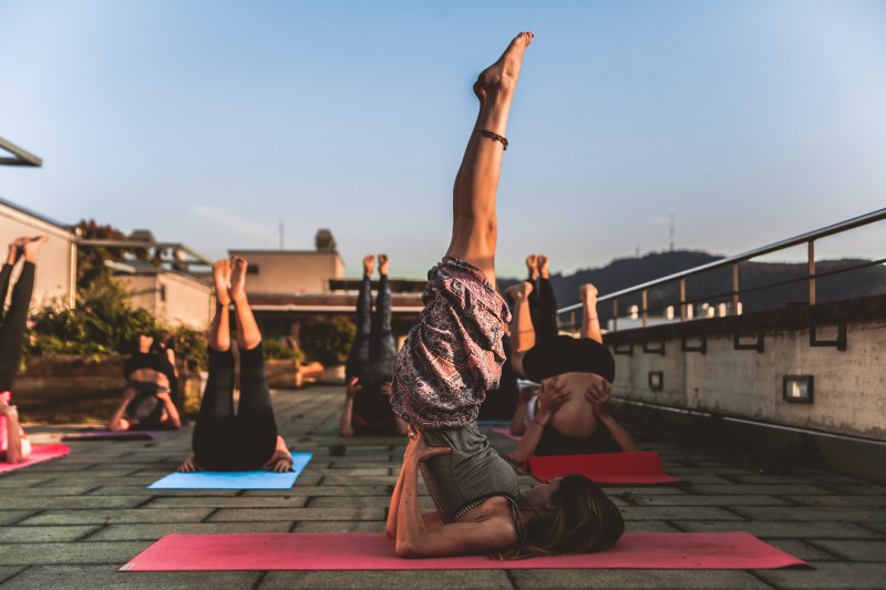 Frauen praktizieren gemeinsam Yoga