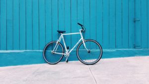 Fahrrad an einer blauen Wand