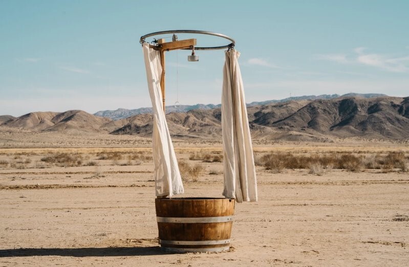 Dusche mitten in der Wüste