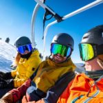 Skifahrer mit Skibrillen im Skilift