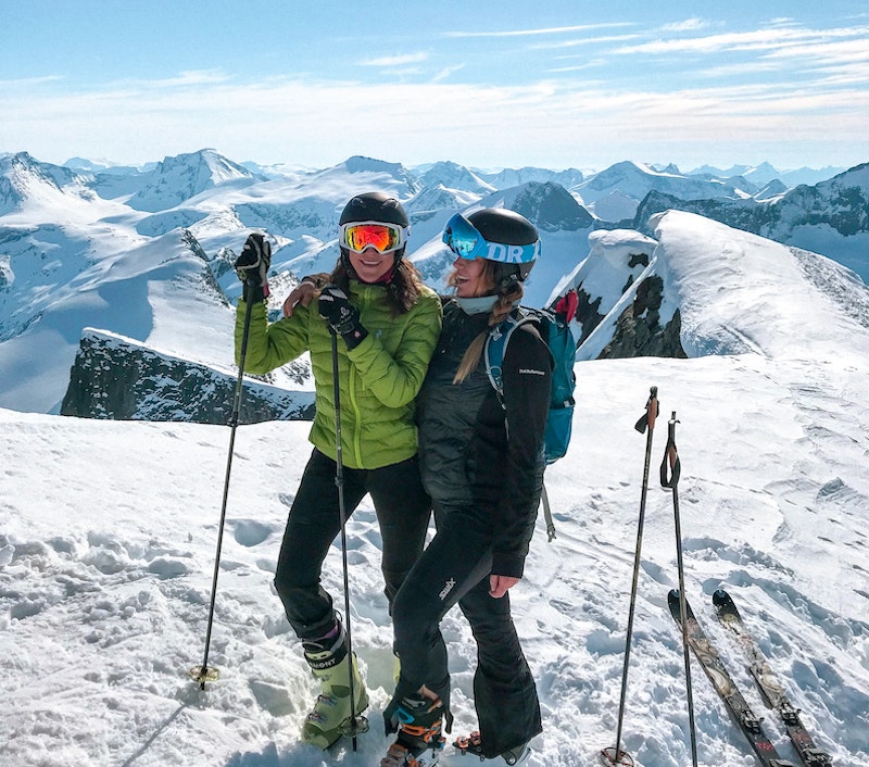 Skifahrer mit verspiegelter Skibrille bei Sonnenschein