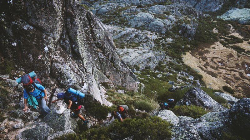 Bergtour mit Wanderrucksäcken