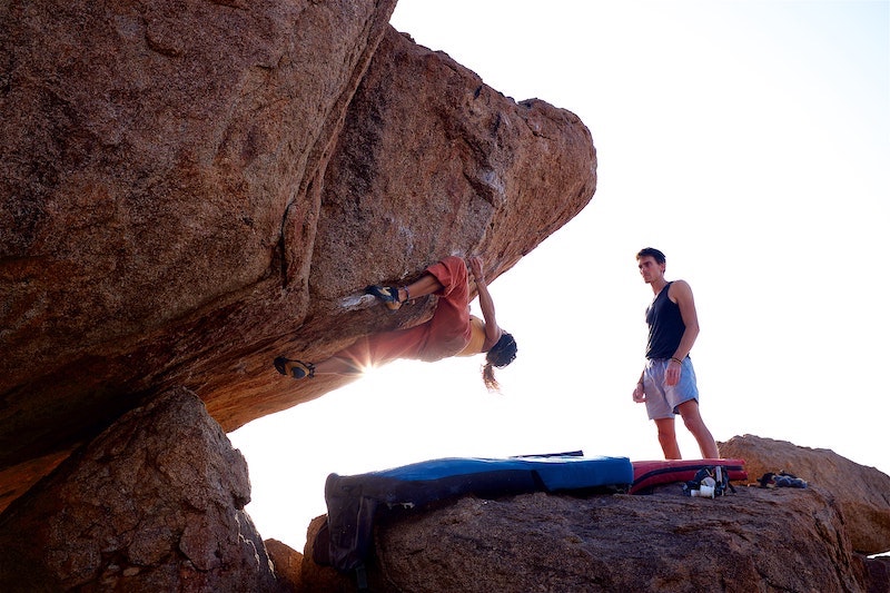 Zwei Kletterer beim Boulder am Fels