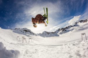 Ski-Fahrer macht einen Jump