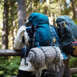 Zwei Backpacker mit Rucksack von hinten