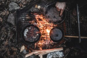 Beim Camping Kochgeschirr kannst zwischen verschiedenen Arten wie zum Beispiel Kochtöpfe und Pfannnen unterscheiden.