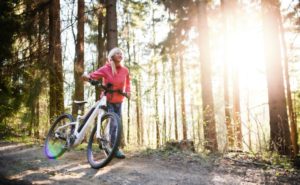 E-Bike Tour einer Seniorin im Wald