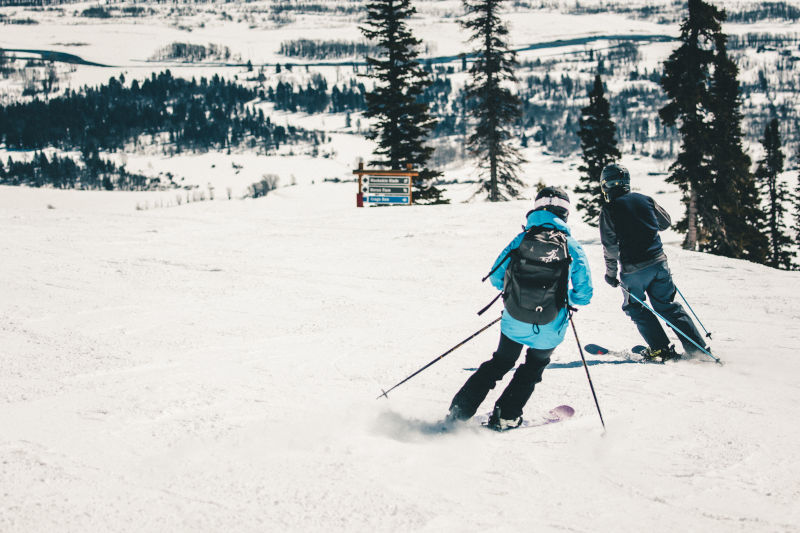 Skifahrer mit Rucksack