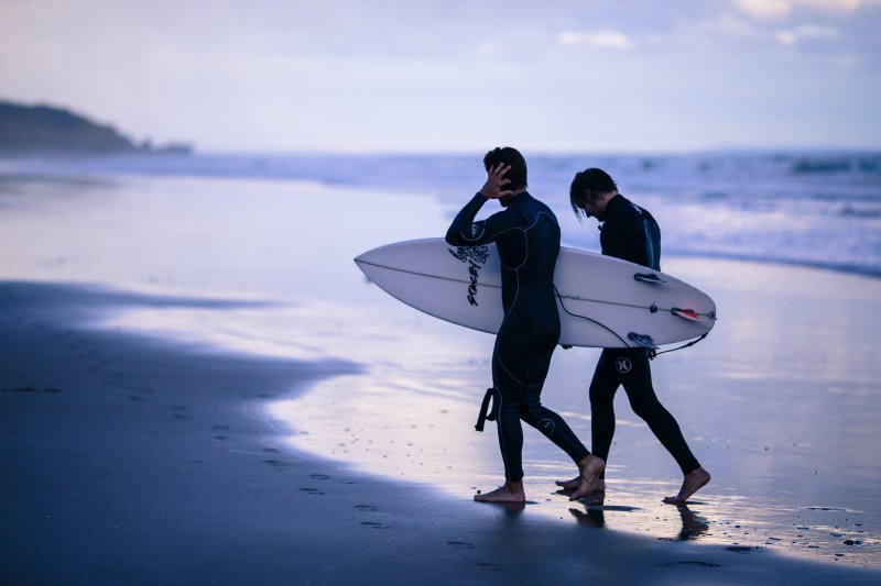 Surfer mit Neoprenanzügen