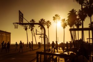 Basketball spielen während des Sonnenuntergangs