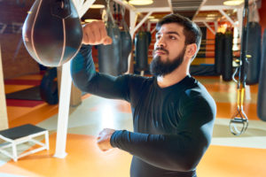 Boxer trainiert mit einem Punchingball