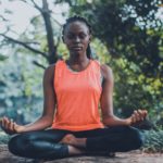 Frau praktiziert Yoga-Arten in der Natur