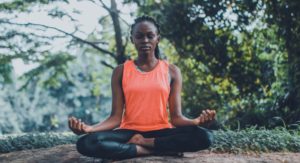 Frau praktiziert Yoga-Arten in der Natur