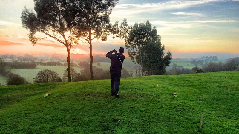 Golf beim sonnenaufgang