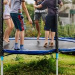 Die Familie und das Kindertrampolin