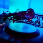 Mischpult mit Kopfhörern für eine DJ-Session