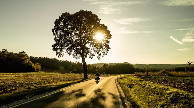 Motorradstrecke im Sonnenuntergang