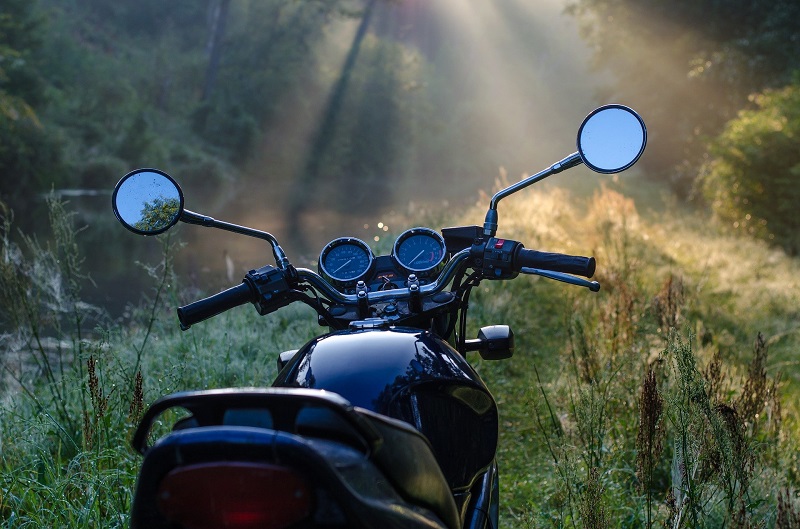 Motorradstellplatz im Wald