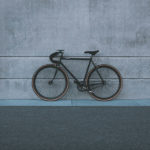 Singlespeed-Bike steht an einer grauen Wand