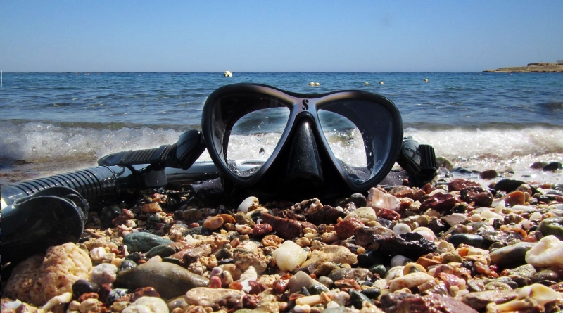 Taucherbrille und Schnorchel am Strand