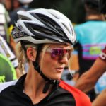 Sport-Sonnenbrille an Radfahrerin