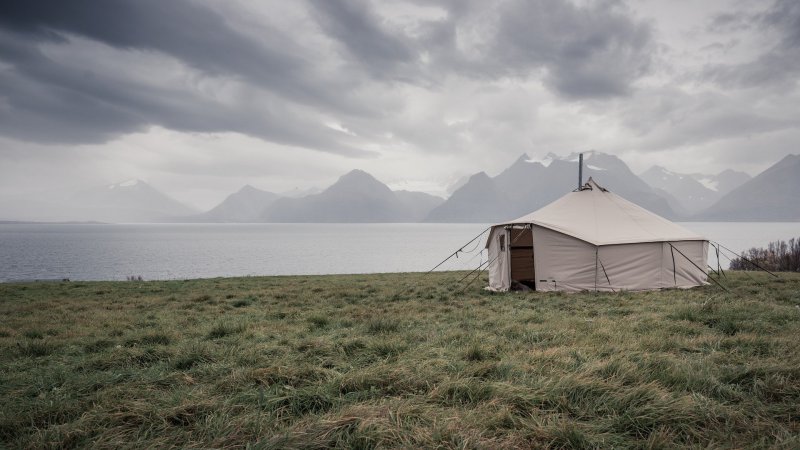 Camping in einem Steilwandzelt