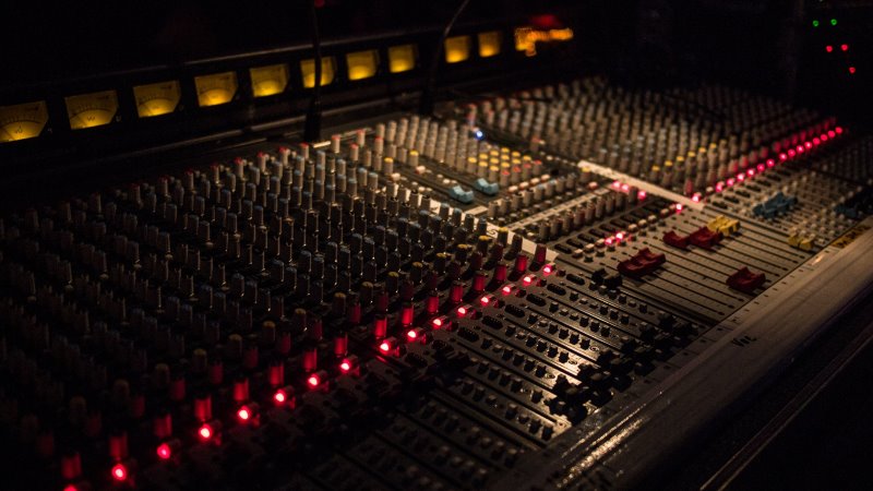 Studio Mischpult in großer Ausführungen, mit verschiedensten Anzeigen und Funktionen