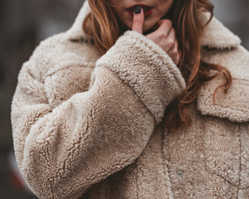 Frau mit Teddyfleecejacke