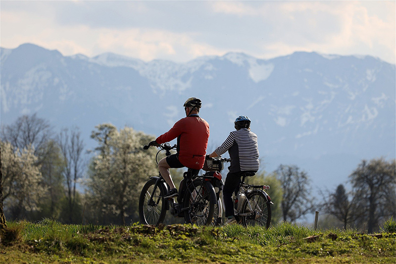 Trekking E-Bike Fahrer auf Tour