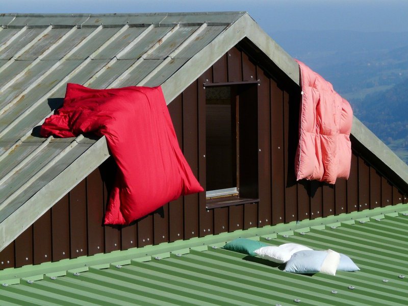 Bettwäsche und Kissen auf einer Berghütte