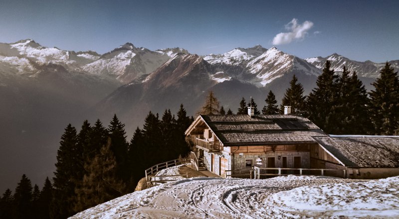 Berghütte in verschneiter Schneelandschaft