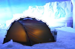 Zelt im Schnee mit dem Winterschlafsack