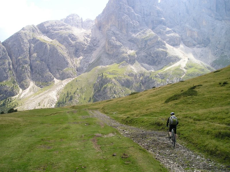 Mountainbiker im felsigen Gelände