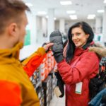 Ein Pärchen kauft Snowboardhandschuhe