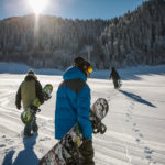 Die Snowboardtasche schützt das Board und die Ausrüstung