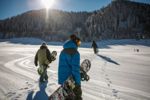 Die Snowboardtasche schützt das Board und die Ausrüstung