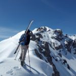 Tourenski heißt mit den Ski auf den Berg