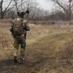 Soldat marschiert mit seinem Armee Rucksack