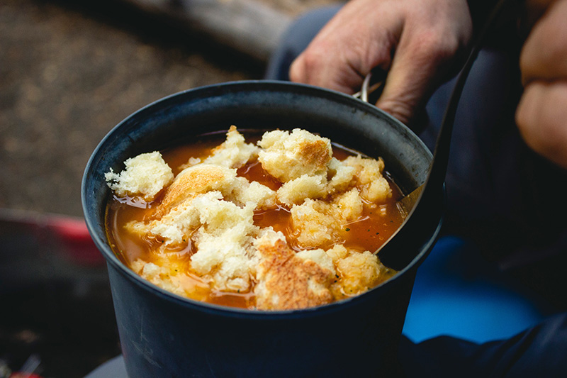 Camping: Essen aus einer Tasse