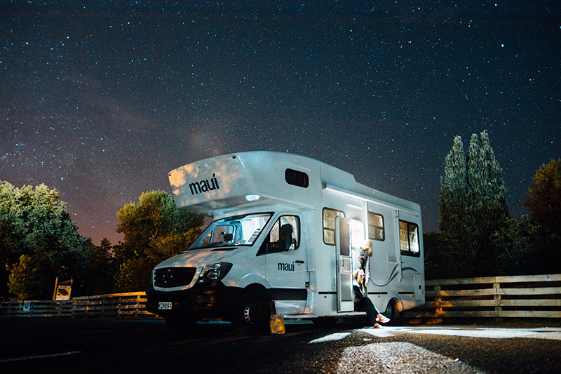 Wohnmobil unter einem Sternenhimmel