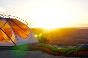 Deckenschlafsack Campingplatz mit Zelt