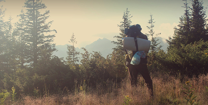 Person mit Gepäck beim Wandern