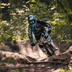 Downhill Biker fährt durch eine Kurve