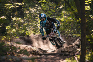 Downhill Biker fährt durch eine Kurve